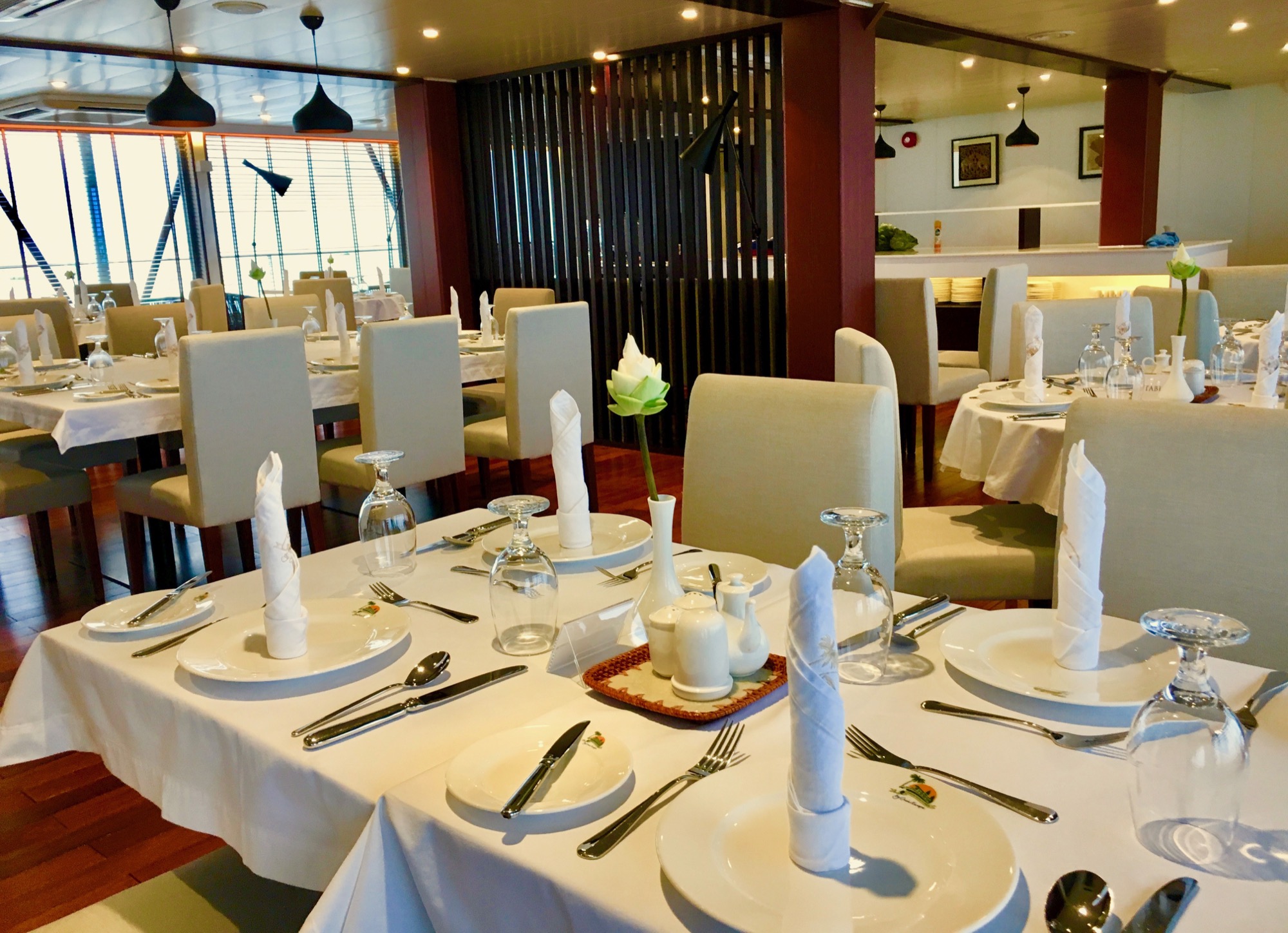 CroisiEurope RV Indochine II Restaurant 2.jpg